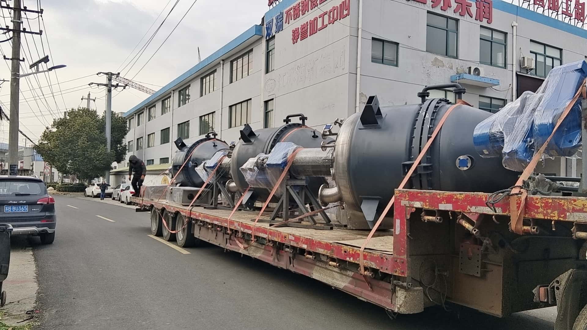 无锡市双瑞机械有限公司成功交付医药生产领域四台筒锥形过滤洗涤干燥三合一设备